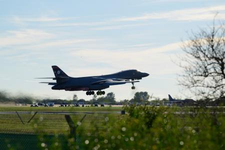 ４日、英南部フェアフォード空軍基地から離陸する米軍のＢ１戦略爆撃機（ゲッティ＝共同）