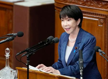 衆院本会議で所信表明演説をする高市首相＝５日午後