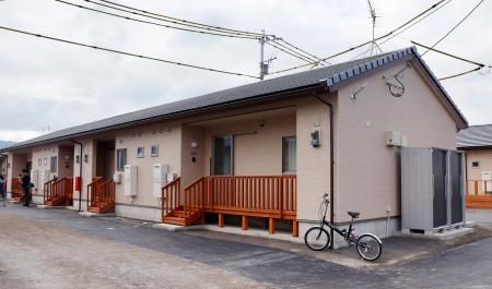 熊本県八代市で入居が始まった仮設団地＝５日午前