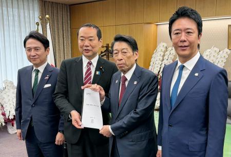 藤井総務相（中央左）に要望書を手渡す福岡県の服部誠太郎知事（同右）ら＝５日午前、総務省