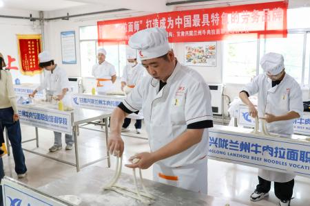 牛肉麺の麺作りを学ぶ職人学校の生徒＝９月、中国甘粛省蘭州市（共同）