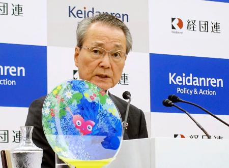 記者会見する経団連の筒井義信会長＝５日午後、東京都千代田区