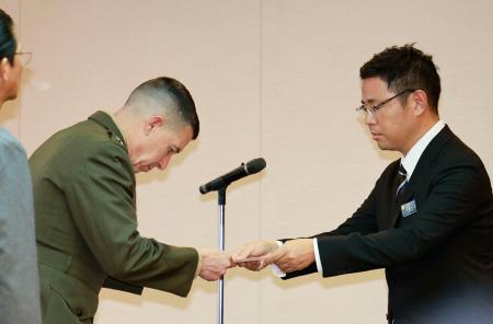 在沖縄米軍の沖縄地域調整官ワトソン中将（左）に抗議文を手渡す沖縄県の古謝玄太知事＝５日午後、沖縄県庁