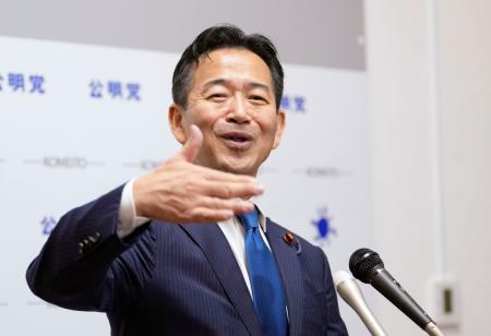 記者団の取材に応じる公明党の岡本代表＝５日午後、国会