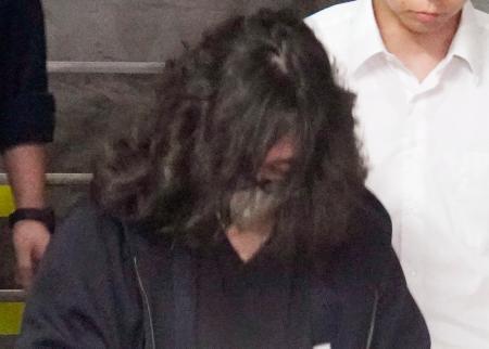警視庁練馬署を出る三浦拓也容疑者=5日夜