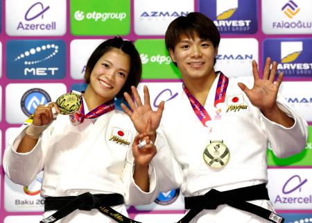 　柔道の世界選手権で金メダルを獲得し、写真に納まる男子６６キロ級の阿部一二三（右）と女子５２キロ級の阿部詩＝５日、アゼルバイジャン・バクー（共同）