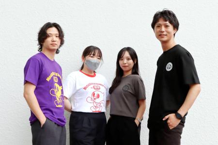 独自のＴシャツを着る東京都武蔵村山市の職員たち（武蔵村山市提供）