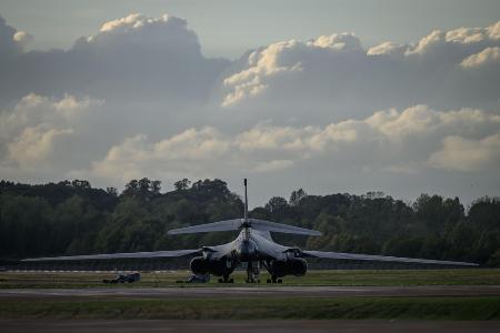 米軍のＢ１戦略爆撃機＝９月２７日、英南部フェアフォード空軍基地（ゲッティ＝共同）