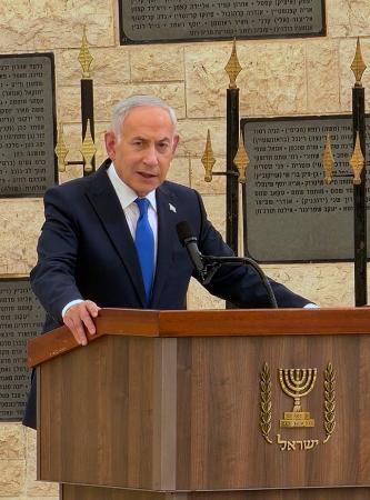 追悼式で演説するイスラエルのネタニヤフ首相=5日、エルサレム(共同)