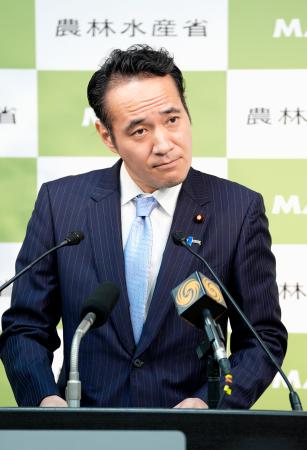 閣議後に記者会見する簗農相＝６日午前、農水省