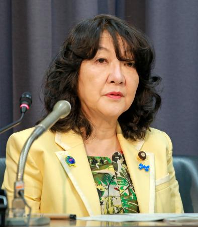 閣議後に記者会見する片山財務相＝６日午前、財務省