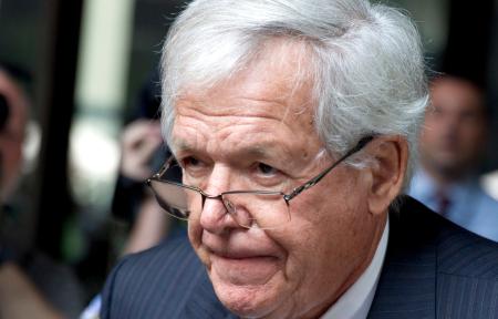 米中西部シカゴで、裁判所を出るデニス・ハスタート元米下院議長＝２０１５年６月（ＡＰ＝共同）