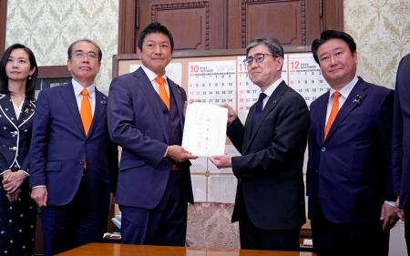 旧姓の使用拡大を促す法案を伊藤文靖参院事務総長（右から２人目）に提出する参政党の神谷代表＝６日午後、国会