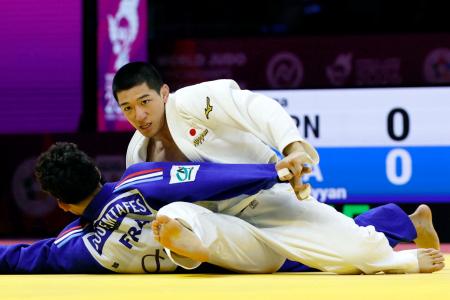 男子７３キロ級準決勝　フランス選手（左）と対戦する田中龍雅＝バクー（共同）
