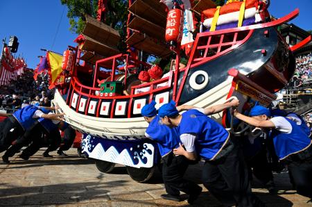 秋の大祭「長崎くんち」で引き回される元船町の唐人船＝７日午前、長崎市の諏訪神社