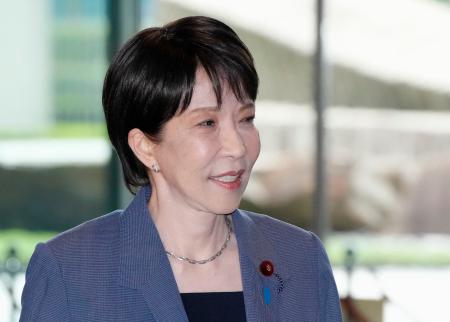 首相官邸に入る高市首相＝７日午前