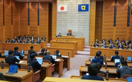 徳島県議会の本会議＝７日午前