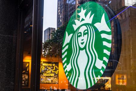 米ニューヨークにあるスターバックスの店舗＝２０２３年５月（ゲッティ＝共同）