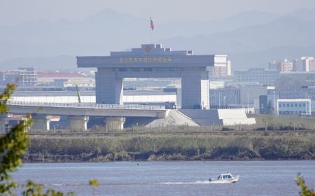 中朝鴨緑江大橋の北朝鮮側で整備が進む新施設＝７日、中国遼寧省丹東から撮影（共同）