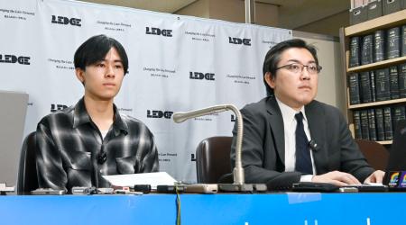 記者会見する原告で高校３年の福島宏太さん（左）と戸田善恭弁護士＝７日午後、東京・霞が関の司法記者クラブ