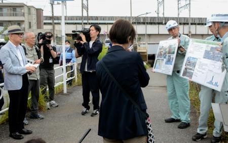 千葉豪雨で冠水したアンダーパスを視察し、自治体担当者から説明を受ける政府の有識者検討会メンバーら＝７日午前、千葉市