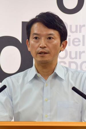 記者会見する兵庫県の斎藤元彦知事＝７日午後、兵庫県庁