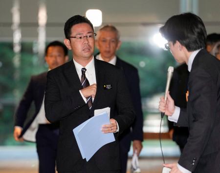 高市首相と面会し、記者団の取材に応じる沖縄県の古謝玄太知事＝７日午後、首相官邸