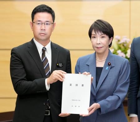 在沖縄米兵の事件を受け、高市首相(右)に要請書を手渡す沖縄県の古謝玄太知事=7日午後、首相官邸
