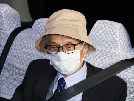 ノーベル化学賞に決まり、車に乗り自宅を出る☆合憲三(そあい・けんそう)・東京理科大名誉教授=7日午後8時20分ごろ、埼玉県志木市