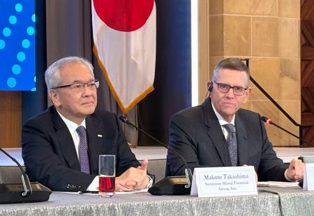 記者会見する日米経済協議会の高島誠会長(左)と米日経済協議会のゲックラー会長=7日、ワシントン(共同)