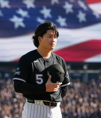 試合前のセレモニーで、米国国歌を聞くホワイトソックス・村上=シカゴ(共同)