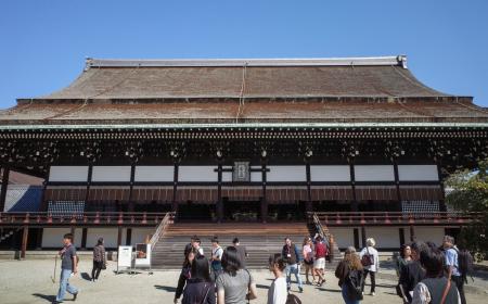 秋の特別公開が始まった京都御所の紫宸殿＝８日午前、京都市上京区
