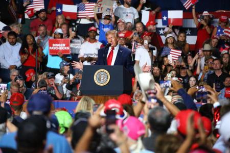 ７日、米テキサス州サンアントニオで演説するトランプ大統領（共同）