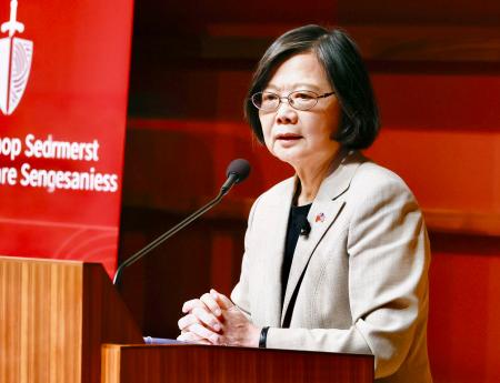 ７日、米カリフォルニア州のスタンフォード大で講演する台湾の蔡英文・前総統（蔡氏事務所提供・共同）