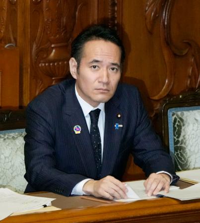 参院本会議に臨む簗農相=8日午前