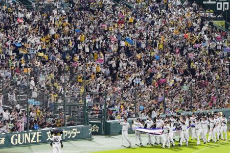 優勝セレモニーで場内一周する阪神の選手らに声援を送るファン＝６日、甲子園球場