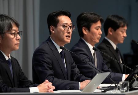 記者会見するプルデンシャル生命保険の得丸博充社長（左から２人目）ら＝８日午後、東京都内