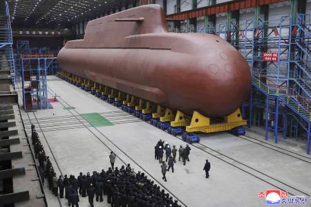 ２０２５年１２月に北朝鮮メディアが公開した原子力潜水艦の建造事業。金正恩朝鮮労働党総書記が視察した（朝鮮中央通信＝共同）