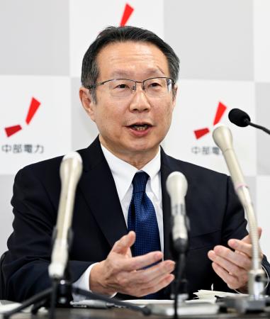 就任記者会見をする中部電力の安井稔社長＝８日午後、名古屋市