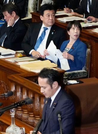 衆院本会議に臨む高市首相（奥右）と代表質問に答弁する簗農相（手前）＝８日午後