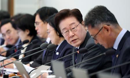 ６日、韓国大統領府で開かれた閣議で発言する李在明大統領（右から２人目）（聯合＝共同）
