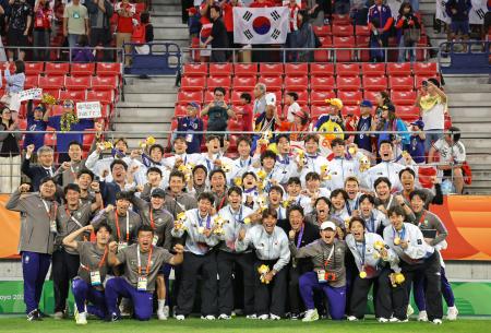 愛知・名古屋アジア大会で優勝し、記念撮影する韓国のサッカー男子代表の選手ら＝３日、愛知県豊田市（聯合＝共同）