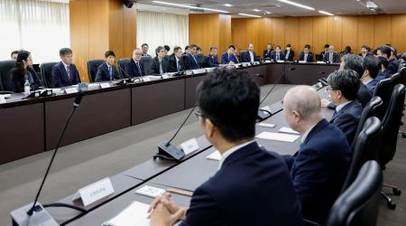不正アクセスによる個人情報の漏えいが相次いでいることを受けて開かれた関係省庁会議＝８日午後、東京・霞が関