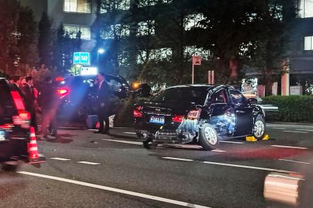 東京・霞が関の外務省前で起きた衝突事故で壊れた車両=8日午後5時50分ごろ