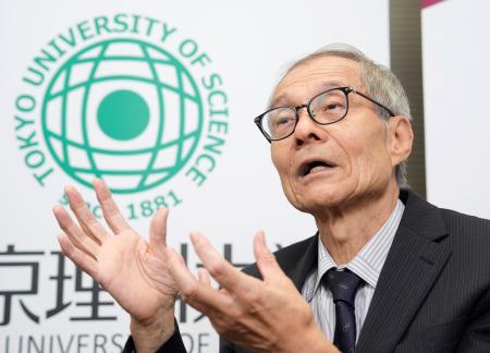 共同通信の単独インタビューに応じる、そ合憲三・東京理科大名誉教授。ノーベル化学賞の理由となった研究などについて語った＝８日午後、東京都新宿区