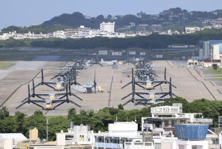 沖縄県宜野湾市の米軍普天間飛行場。駐機する輸送機MV22オスプレイの操縦席の窓にはカバーがかけられていた=7日