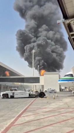 サウジアラビア・リヤドの空港で立ち上る煙。フーシ派が空港を攻撃したと主張した=8日(SNSから、ロイター=共同)