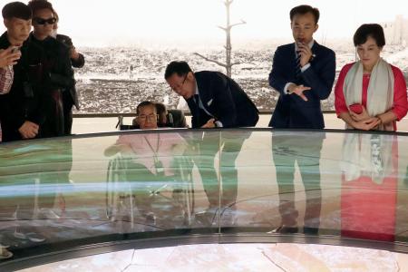 広島市の原爆資料館を見学するグエン・ドクさん（中央左）＝９日午前