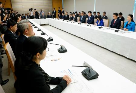 首相官邸で開かれた、租税特別措置の見直しに関する関係閣僚会議=9日午前