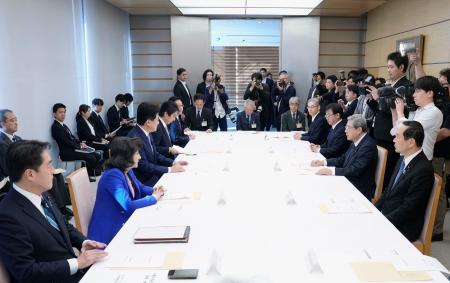 首相官邸で開かれた、給与関係閣僚会議＝９日午前